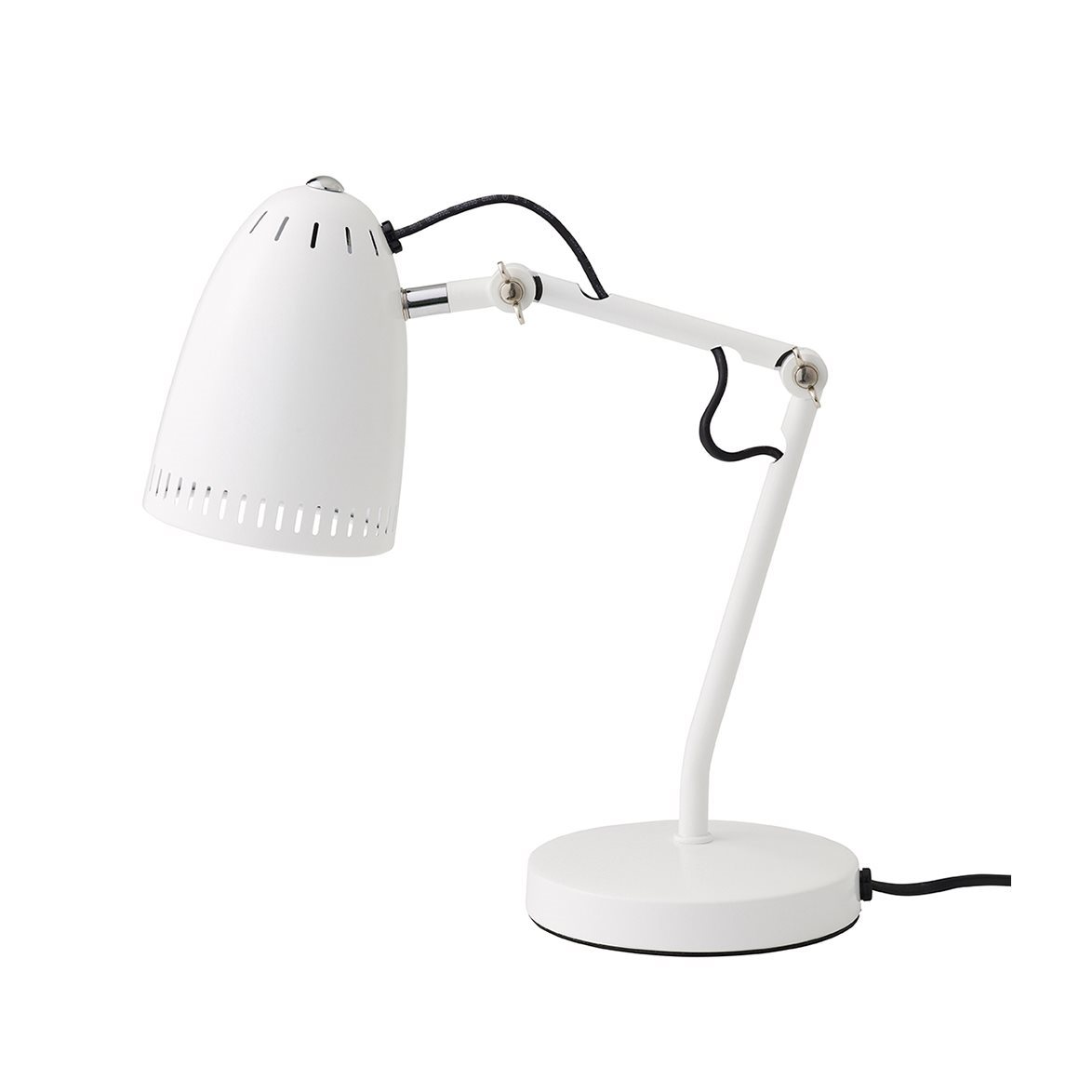 Dynamo 40cm Wit bureaulamp Van Superliving - Het minimalistische ontwerp en de robuuste constructie van de lamp combineren stijl met duurzaamheid, waardoor het een ideaal detail is voor zowel moderne als klassieke omgevingen.
