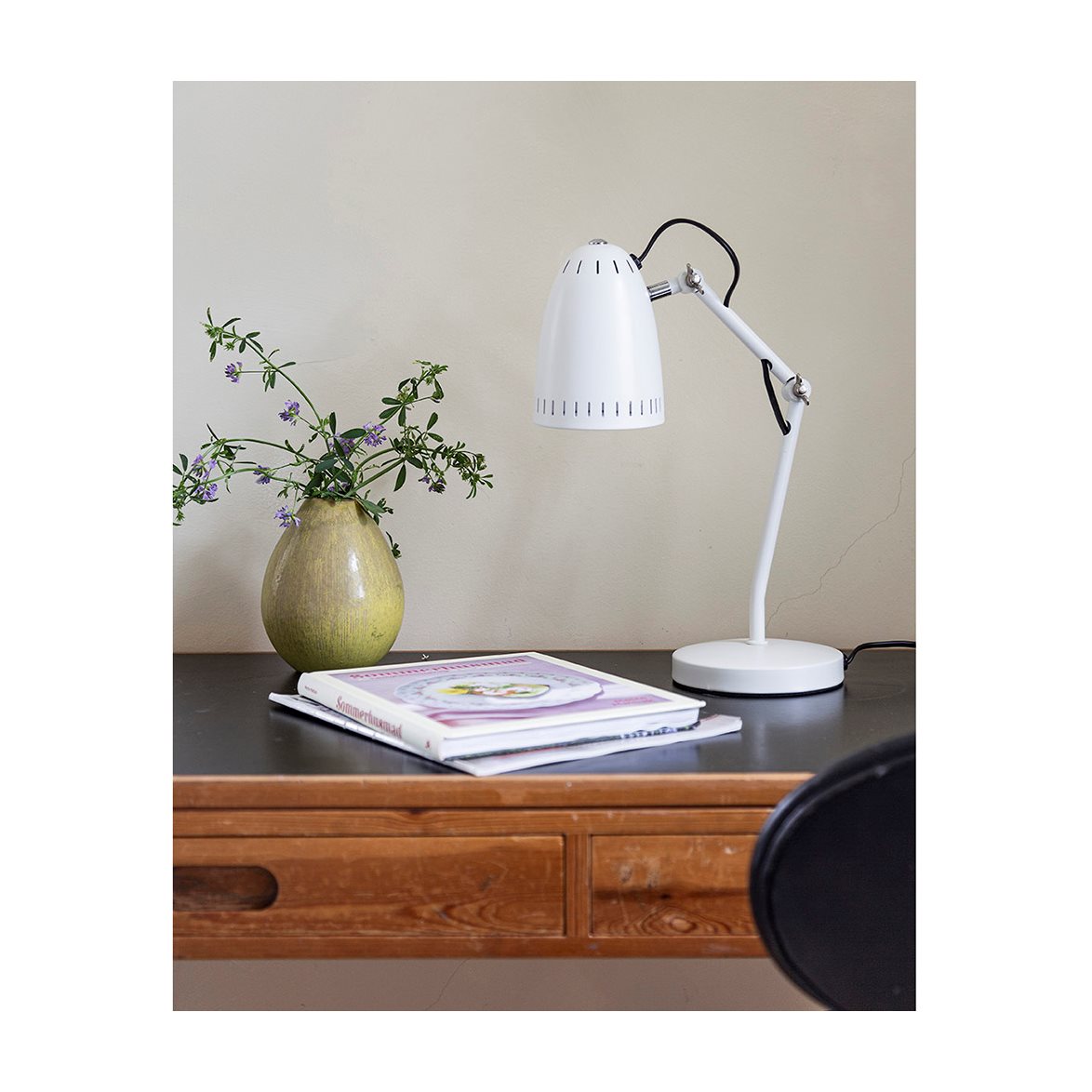 Dynamo 40cm Wit bureaulamp Van Superliving - Het minimalistische ontwerp en de robuuste constructie van de lamp combineren stijl met duurzaamheid, waardoor het een ideaal detail is voor zowel moderne als klassieke omgevingen.
