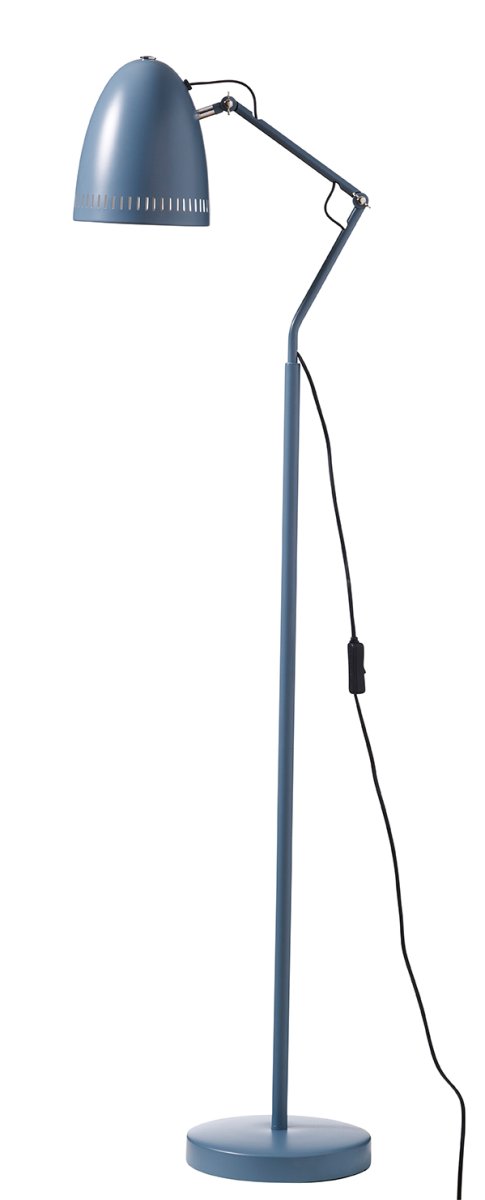 Dynamo 1 Blauw vloerlamp Van Superliving - De klassieke kap met decoratieve geponste haren zorgt voor een aangename lichtverdeling, terwijl de armen met dubbele vlinderschroeven het eenvoudig maken om de lamp te verstellen en in de gewenste positie te fixeren.