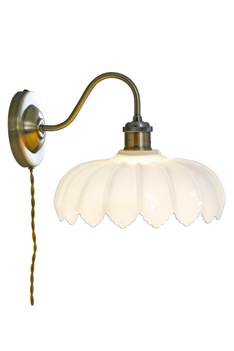 Sofia 32cm Antiek messing wandlamp Van Aneta Lighting - Past in de meeste kamers en cre&euml;ert een zacht, decoratief licht dat bijdraagt aan een uitnodigende sfeer.