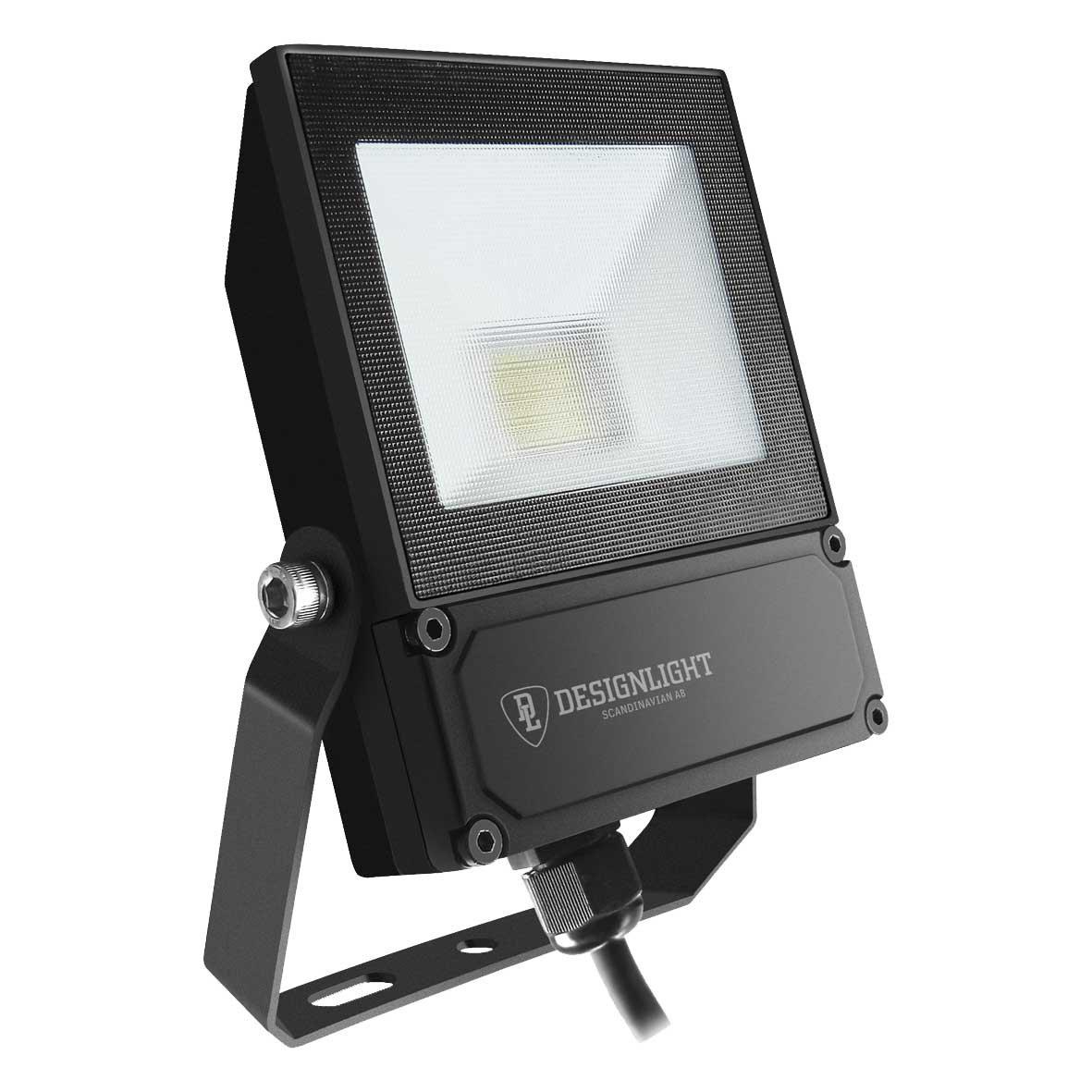 Elly schijnwerper 10W Zwart Van Designlight - Deze LED-armatuur heeft een vermogen van 10 W en levert een lichtstroom van circa 1000-1100 lumen, wat overeenkomt met een rendement van circa 100 lm/W.