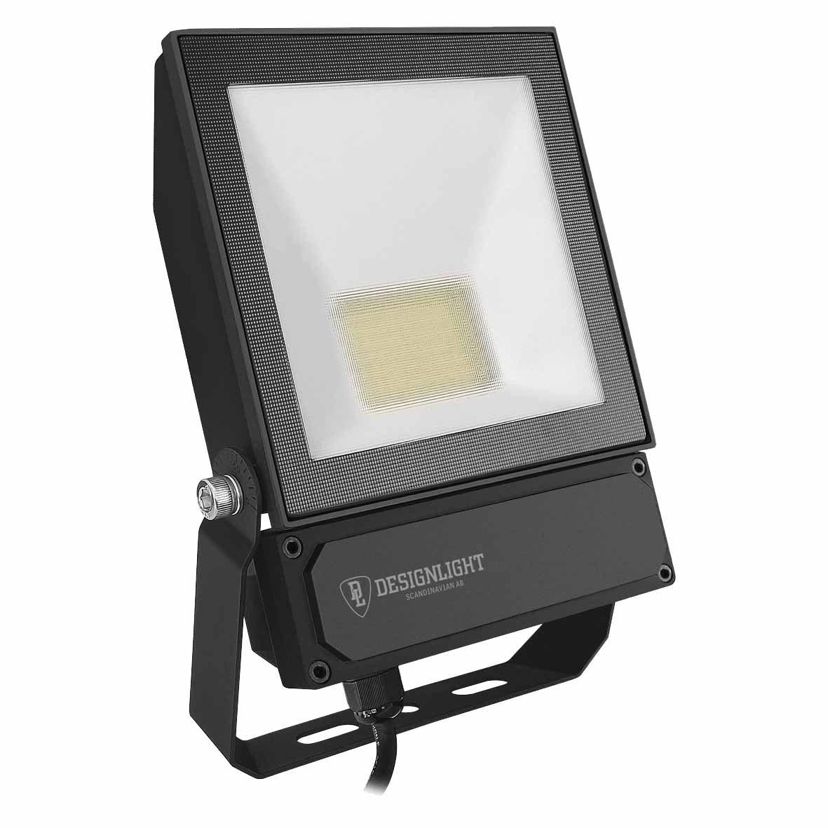 Elly schijnwerper 50W Zwart Van Designlight - Met een vermogen van 50 W levert de armatuur een lichtstroom van circa 5000-5500 lumen, wat overeenkomt met een rendement van circa 100 lm/W.