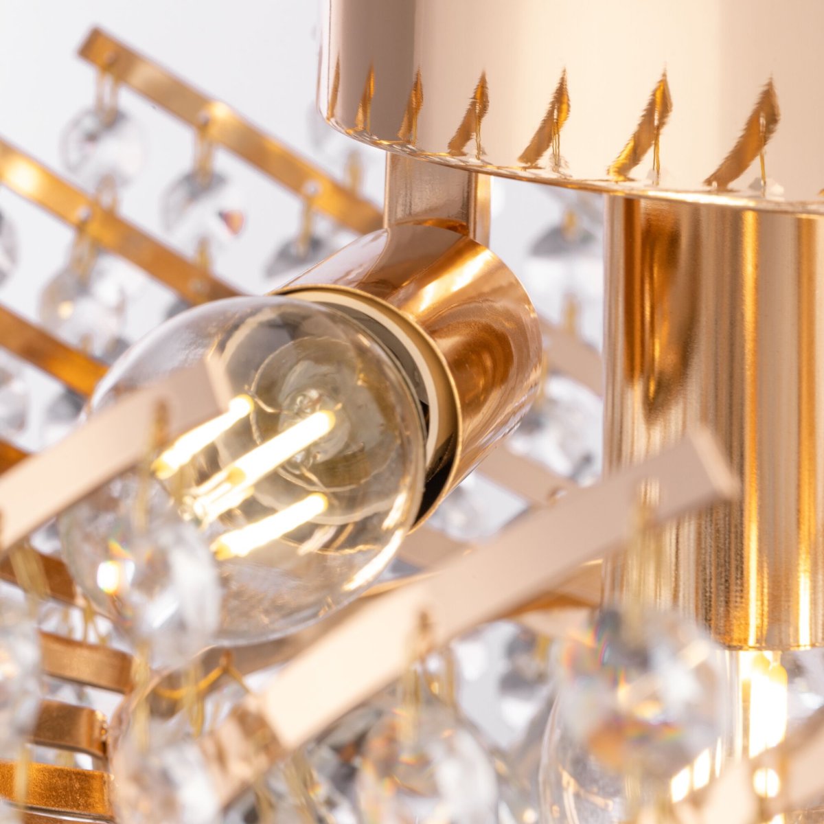Karolina Ø40 Goud kristal Van Maytoni - Karolina is een prachtige plafondlamp van kristal en de ultieme keuze voor iedereen die zijn huis een gevoel van luxe en elegantie wil geven.