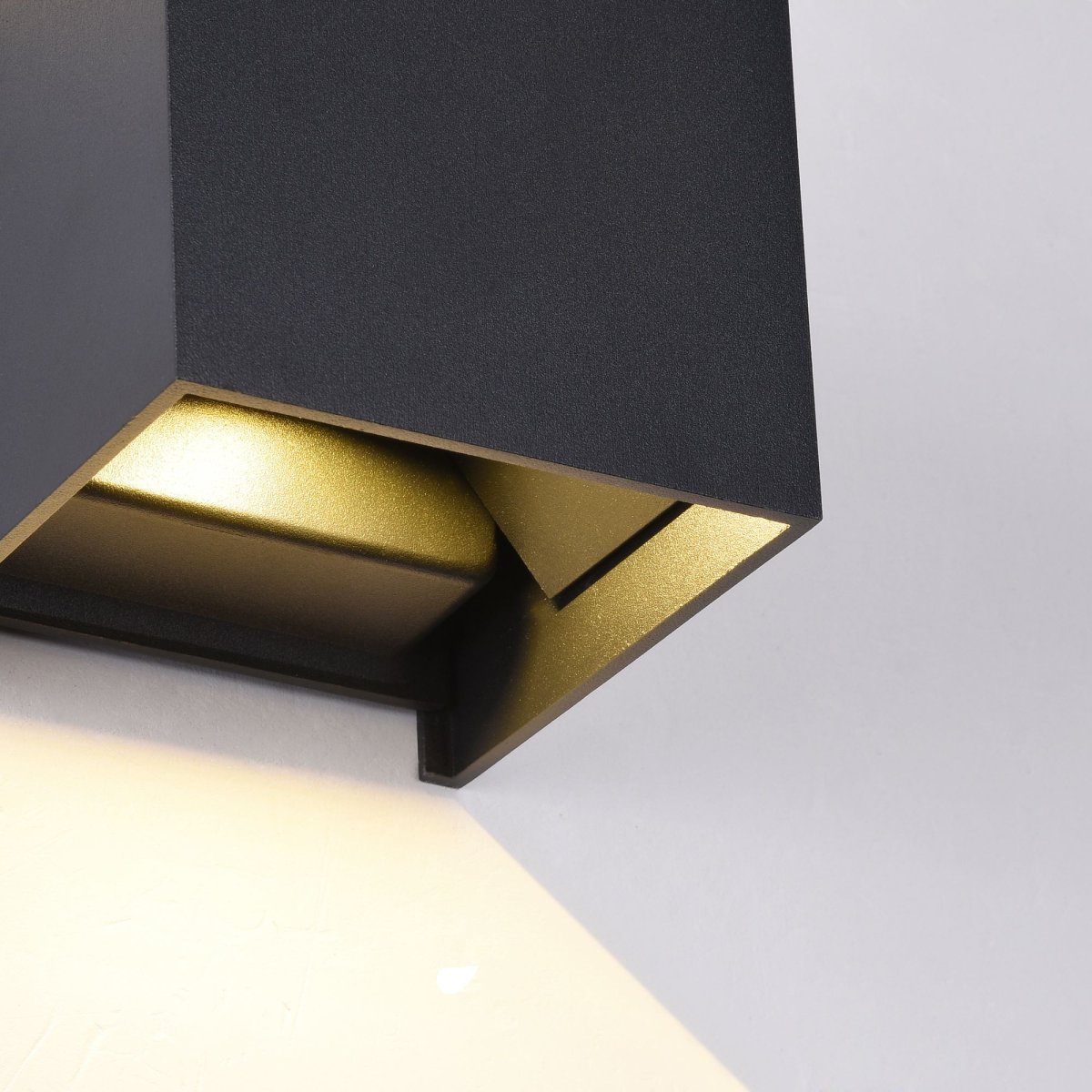 Fulton Zwart buitenlamp Van Maytoni - Het eenvoudige en stijlvolle oppervlak wordt gecombineerd met een tweezijdige lichtstroom die zowel naar boven als naar beneden voor een zacht en aangenaam licht zorgt.