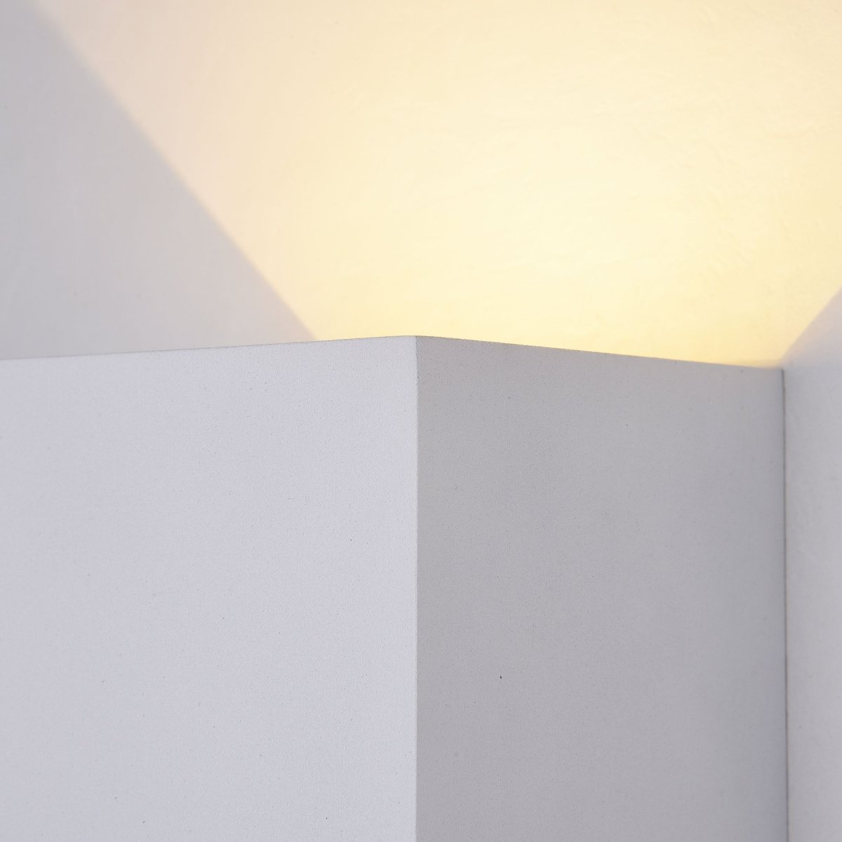 Fulton Wit buitenlamp Van Maytoni - Het eenvoudige en stijlvolle oppervlak wordt gecombineerd met een tweezijdige lichtstroom die zowel naar boven als naar beneden voor een zacht en aangenaam licht zorgt.