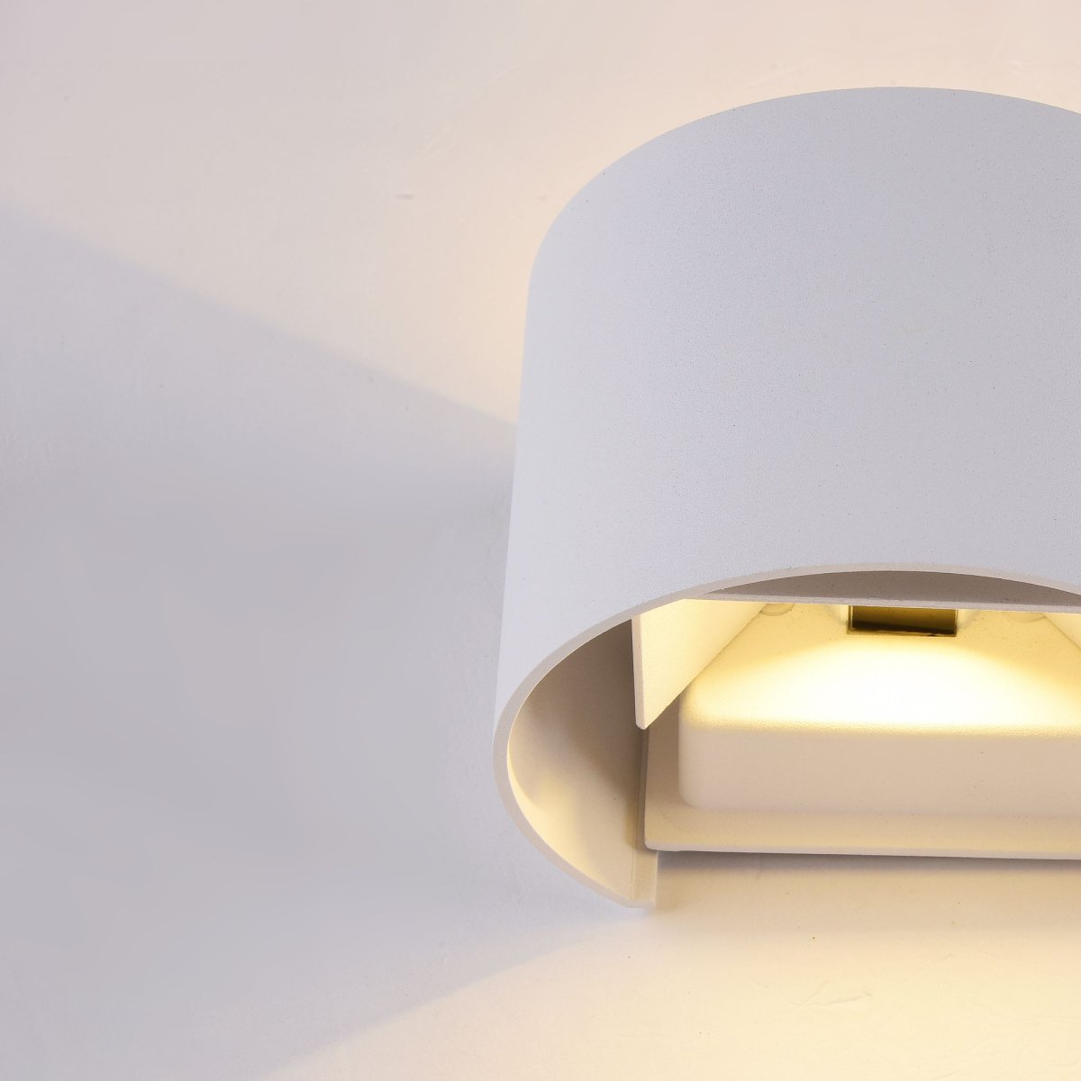 Fulton Wit buitenlamp Van Maytoni - Het eenvoudige en stijlvolle oppervlak wordt gecombineerd met een tweezijdige lichtstroom die zowel naar boven als naar beneden voor een zacht en aangenaam licht zorgt.