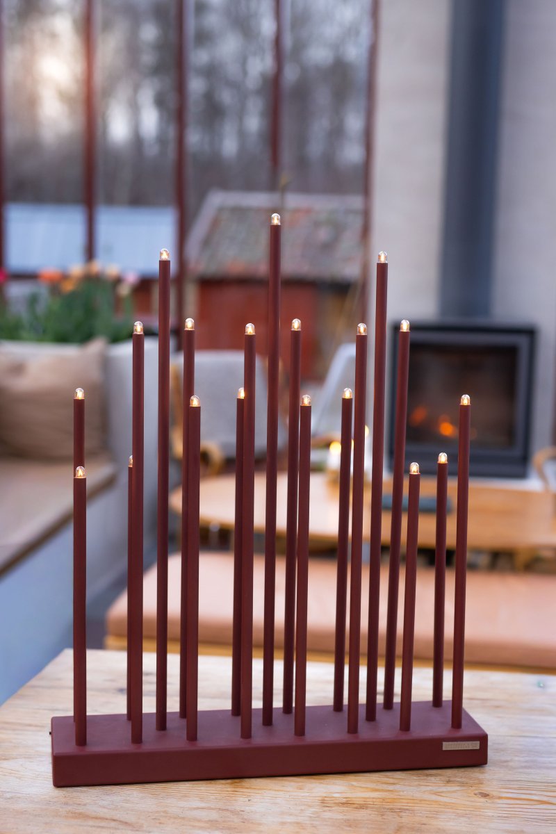 Elflugan Grande Oxide rood Van SMAK Design - De verhoudingen en kleuren zijn behouden en er is een dimmer met ingebouwde transformator toegevoegd.