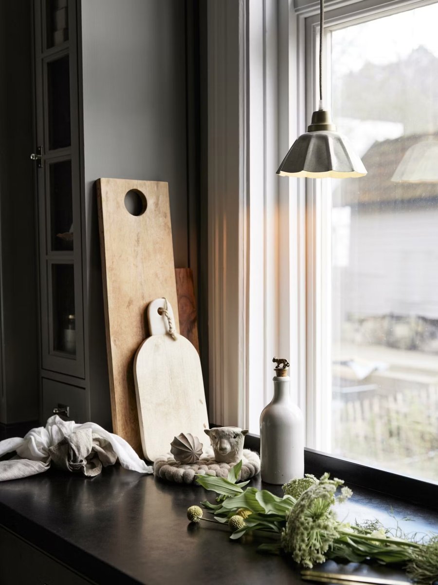Ester Ø17 Gebroken wit raamlamp Van PR Home - Deze raamlamp heeft een unieke afwerking die met de hand is gemaakt.