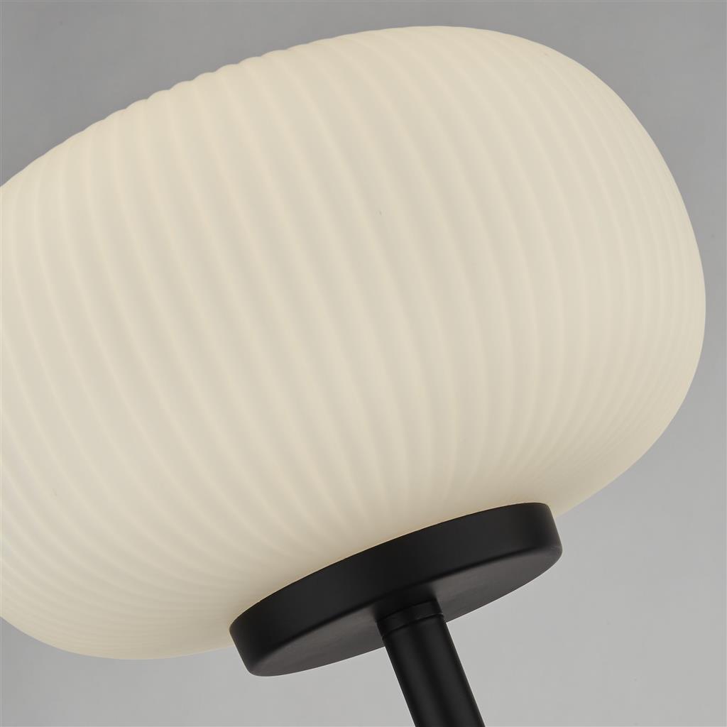 Lumina Zwart vloerlamp Van Searchlight - Gebruik de lamp als een op zichzelf staand interieurdetail of combineer hem met andere lampen uit de Lumina-serie voor een uniforme look.