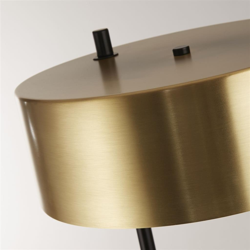 Knox Goud vloerlamp Van Searchlight - De goudkleurige kap zorgt voor een warme en exclusieve uitstraling, terwijl de kantelhoek van 6 graden van de lamp bijdraagt aan een interessante en stijlvolle vorm.
