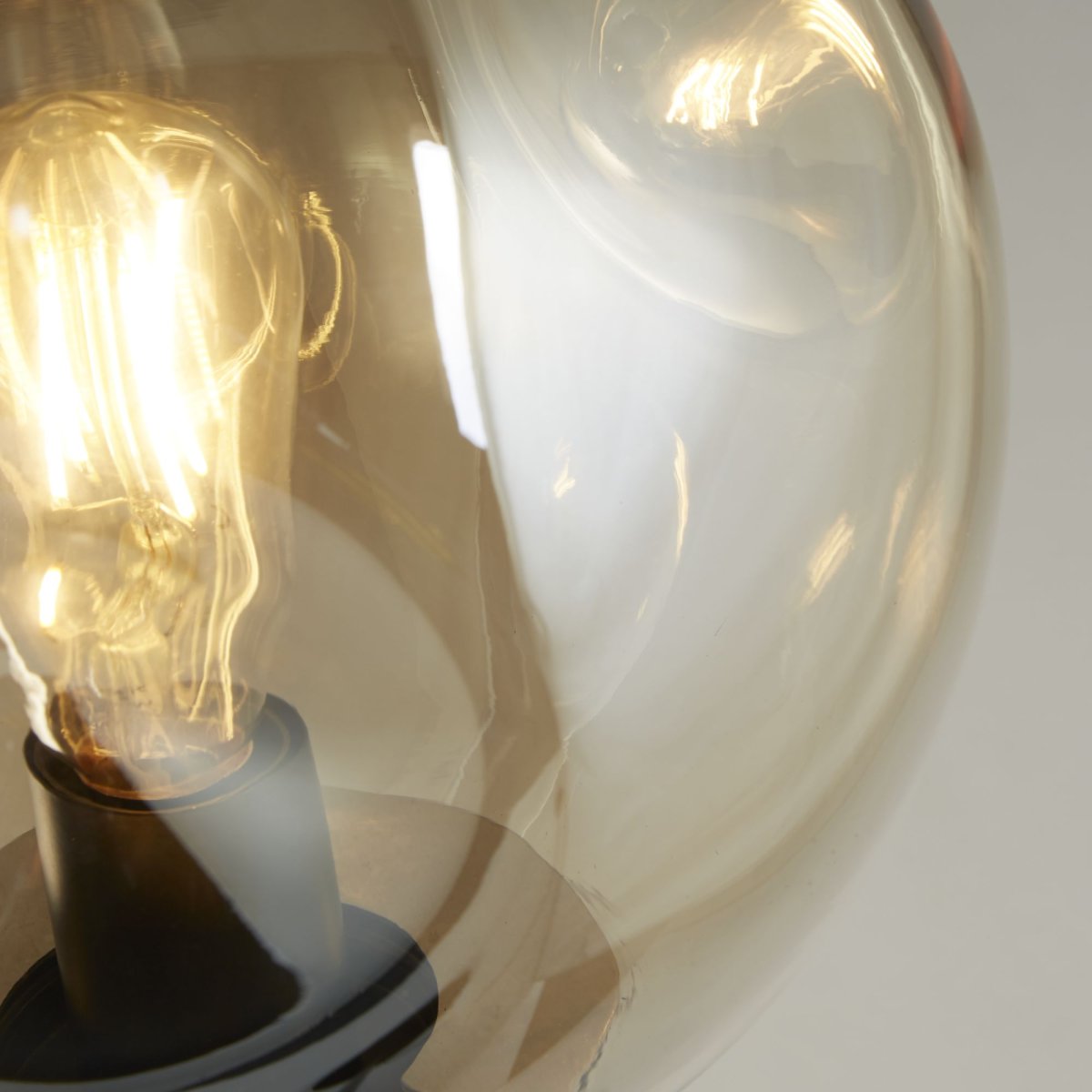 Punch Champagne vloerlamp Van Searchlight - Punch is een stijlvolle vloerlamp met een champagnekleurige glazen kap die een warme sfeer in de kamer creëert.