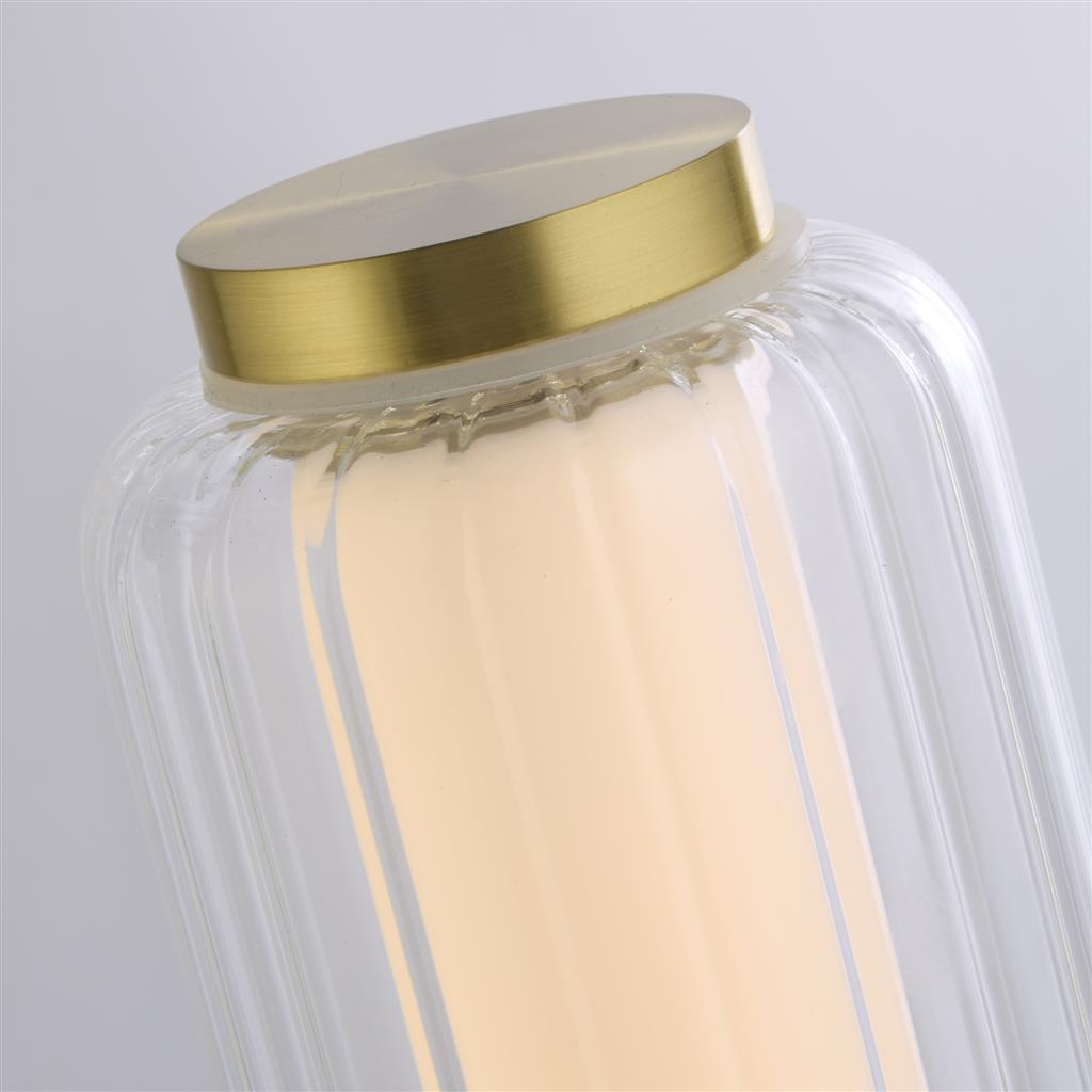 Mod 30cm Messing tafellamp Van Searchlight - Het geribbelde glas zorgt voor een prachtig spel van licht, schaduwen en reflecties, wat de ruimte extra diepte en karakter geeft.