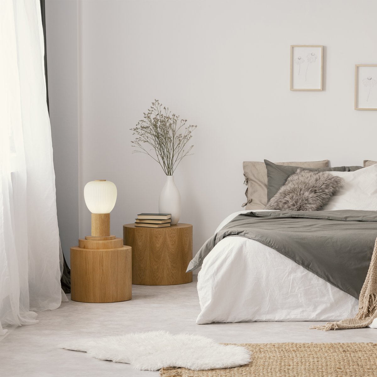 Ella 25cm Hout tafellamp Van Searchlight - Het ontwerp van de lamp past zowel in klassieke als moderne huizen en staat prachtig op het nachtkastje, de vensterbank of als decoratie in de woonkamer.
