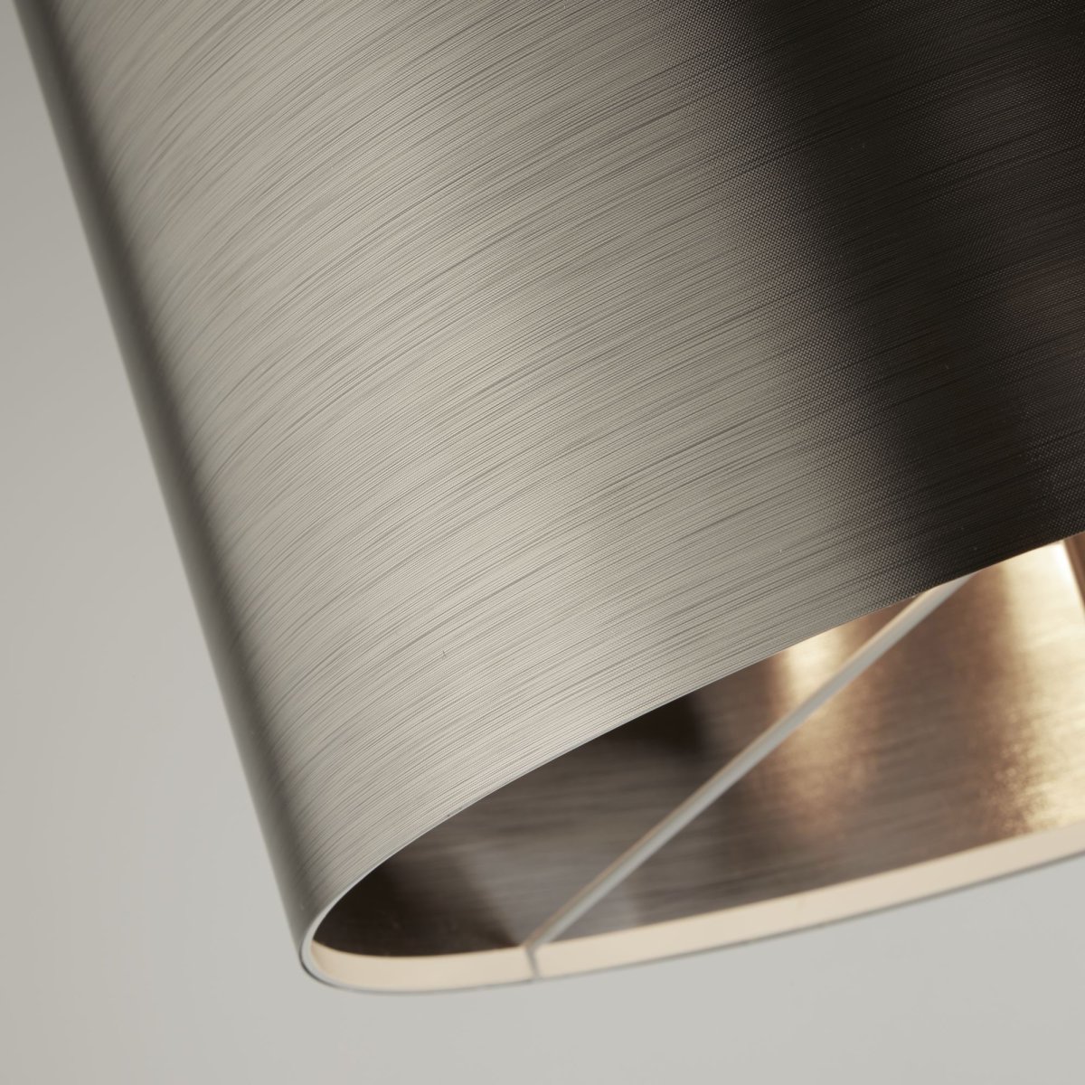 Touch Matzwart vloerlamp Van Searchlight - De kap van geborsteld metaal geeft een luxe en verfijnde uitstraling, terwijl de strakke zwarte basis een minimalistisch profiel creëert dat in de meeste interieurs past.