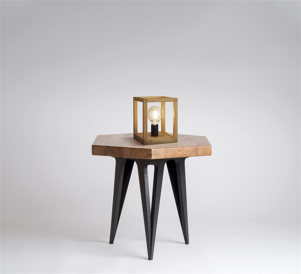 Square 25cm Hout tafellamp Van Searchlight - Met zijn stijlvolle houten frame verspreidt het een warme en rustieke sfeer - ongeacht of u hem in de woonkamer, op het bureau of op het nachtkastje in de slaapkamer plaatst.