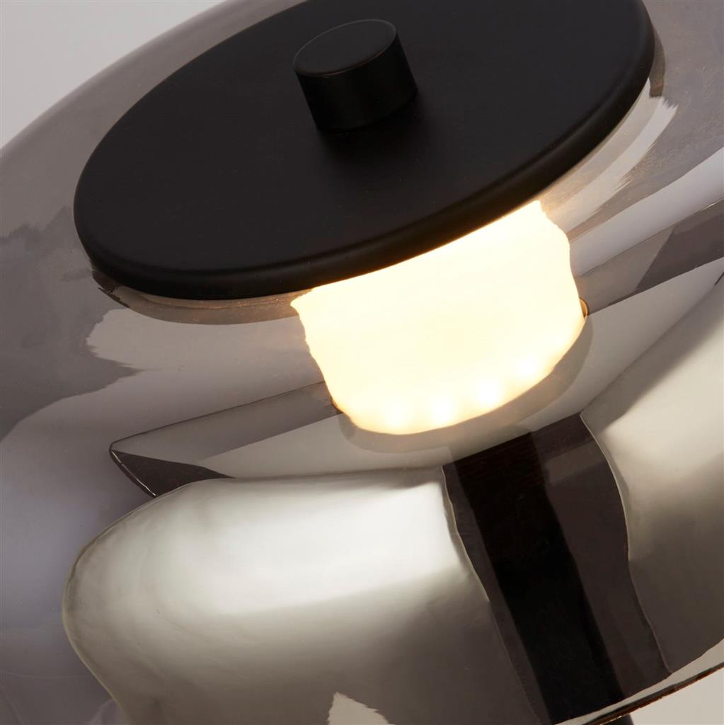 Frisbee Zwart vloerlamp Van Searchlight - De lamp heeft een soepele aanraakfunctie en is voorzien van een geïntegreerde 3-staps dimmer, zodat u de helderheid eenvoudig kunt aanpassen aan uw stemming en behoeften.