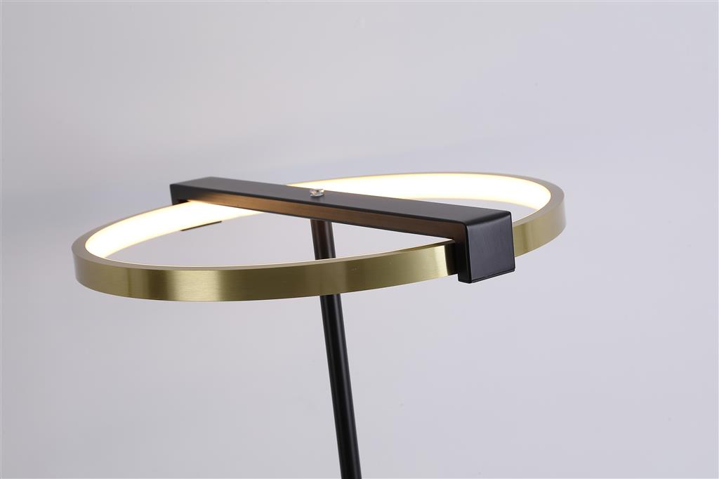 Aerial Messing/zwart vloerlamp Van Searchlight - De ronde ring met ge&iuml;ntegreerde LED verspreidt een gelijkmatig en aangenaam licht dat perfect past in de woonkamer, bij de leesstoel of als decoratieve verlichting in een hoek.