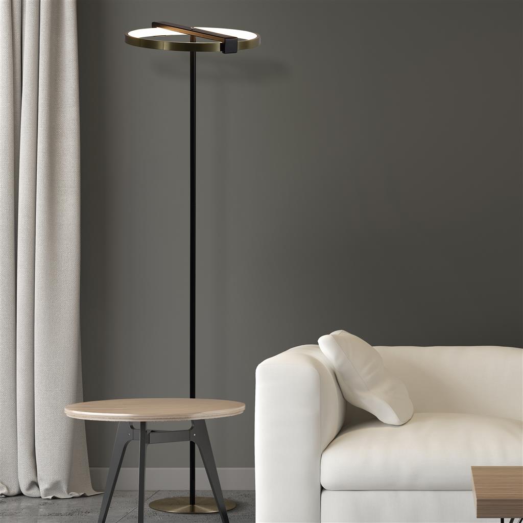 Aerial Messing/zwart vloerlamp Van Searchlight - De ronde ring met ge&iuml;ntegreerde LED verspreidt een gelijkmatig en aangenaam licht dat perfect past in de woonkamer, bij de leesstoel of als decoratieve verlichting in een hoek.