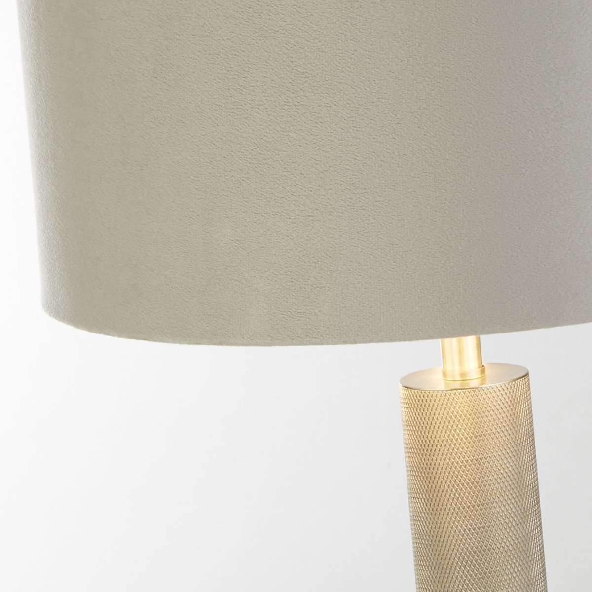London 63cm Grijs tafellamp Van Searchlight - De satijnen zilveren geribbelde basis zorgt voor duurzaamheid en een luxe uitstraling, terwijl de prachtige zilveren kleur warmte en rijkdom toevoegt aan uw interieur.