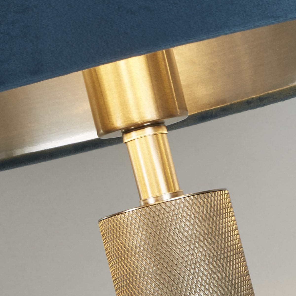 London 63cm Blauwgroen tafellamp Van Searchlight - Het moderne en stijlvolle design van de lamp maakt het een perfecte aanvulling voor iedereen die op zoek is naar een opvallend, maar discreet, detail in het interieur.