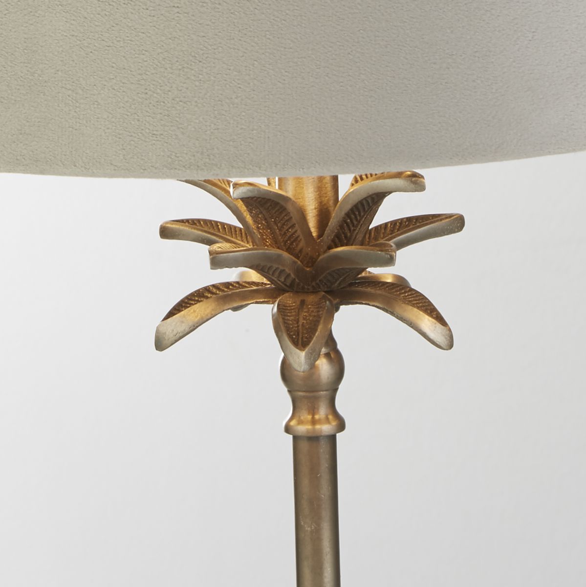 Palm 45cm Grijs tafellamp Van Searchlight - Dankzij de kantelhoek van 6 graden kunt u met deze lamp het licht flexibel richten en de perfecte sfeer creëren.