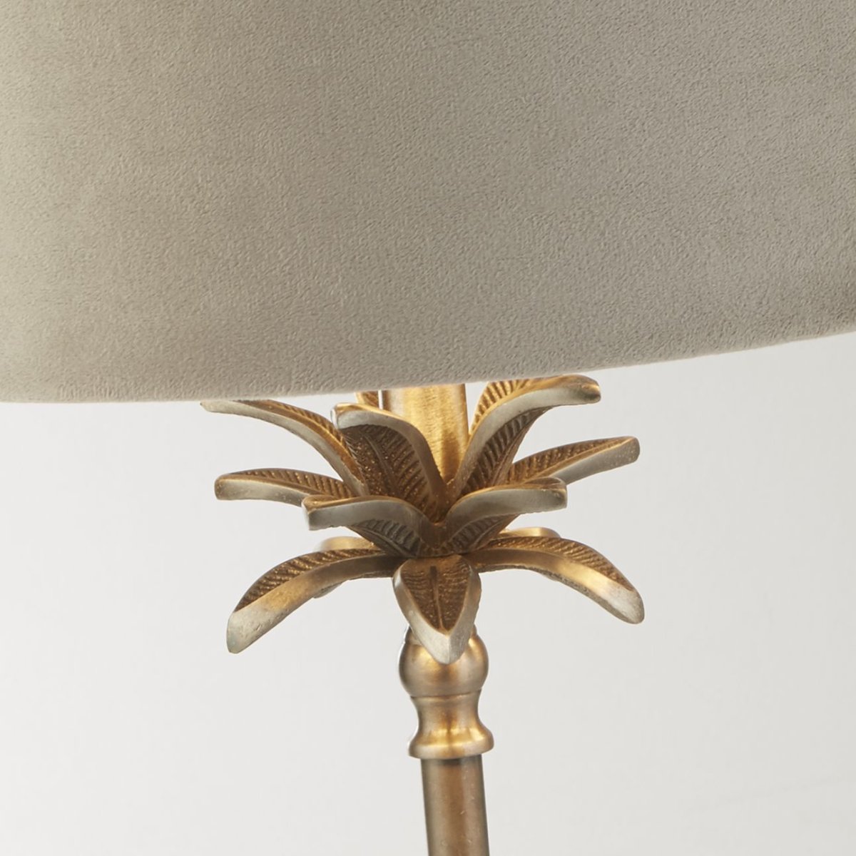 Palm 45cm Taupe tafellamp Van Searchlight - Dankzij de kantelhoek van 6 graden kunt u met deze lamp het licht flexibel richten en de perfecte sfeer creëren.