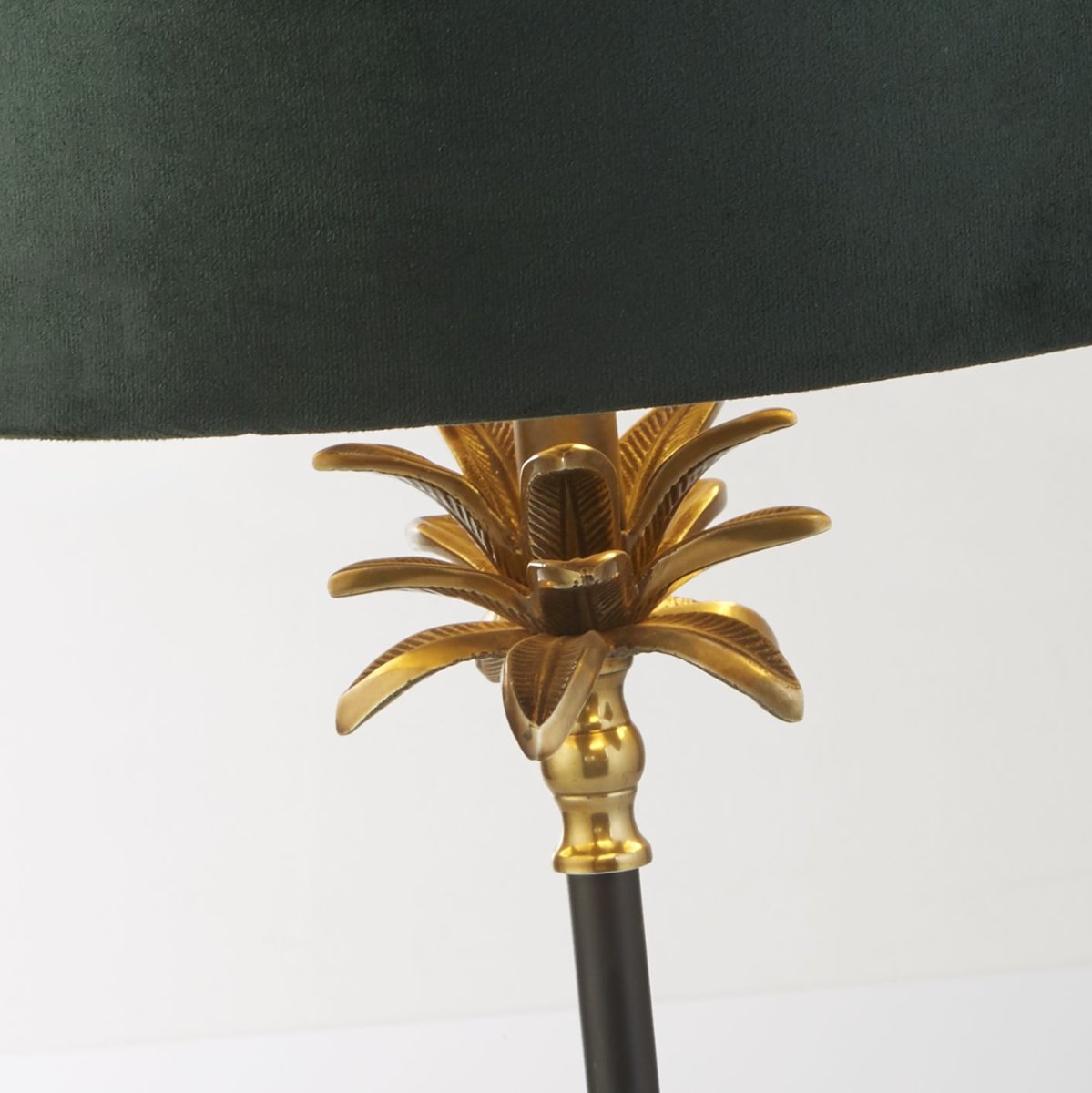 Palm 45cm Groente tafellamp Van Searchlight - Gemaakt van hoogwaardige materialen, heeft het een basis van matzwart en antiek messing in de vorm van een palmboom, met daarbovenop een luxe donkergroene fluwelen kap met een goudkleurige binnenkant.