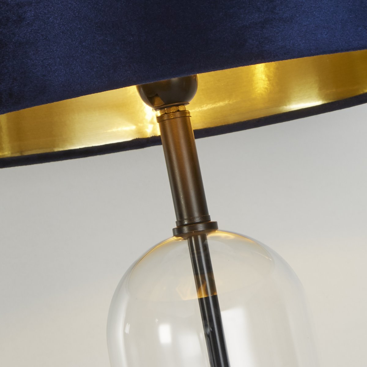 Oxford 44cm Blauw tafellamp Van Searchlight - Met een totale hoogte van 70 cm en een kantelhoek van 6 graden straalt de lamp elegantie en finesse uit.