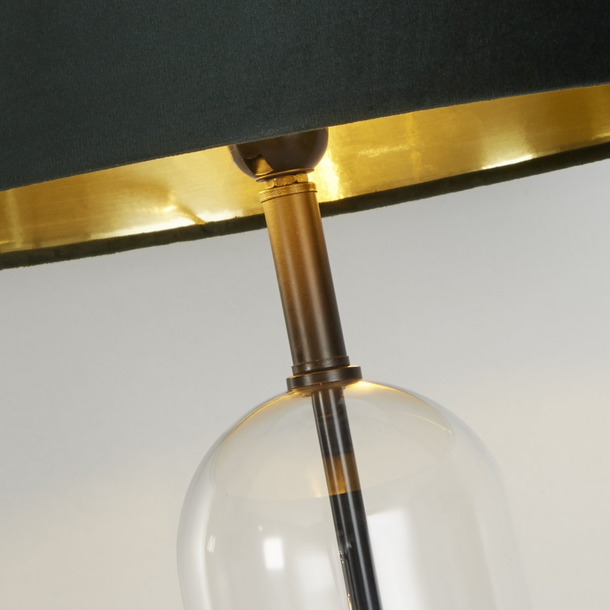 Oxford 44cm Groente tafellamp Van Searchlight - Met een totale hoogte van 700 mm en een kantelhoek van 6 graden straalt de lamp elegantie en finesse uit.