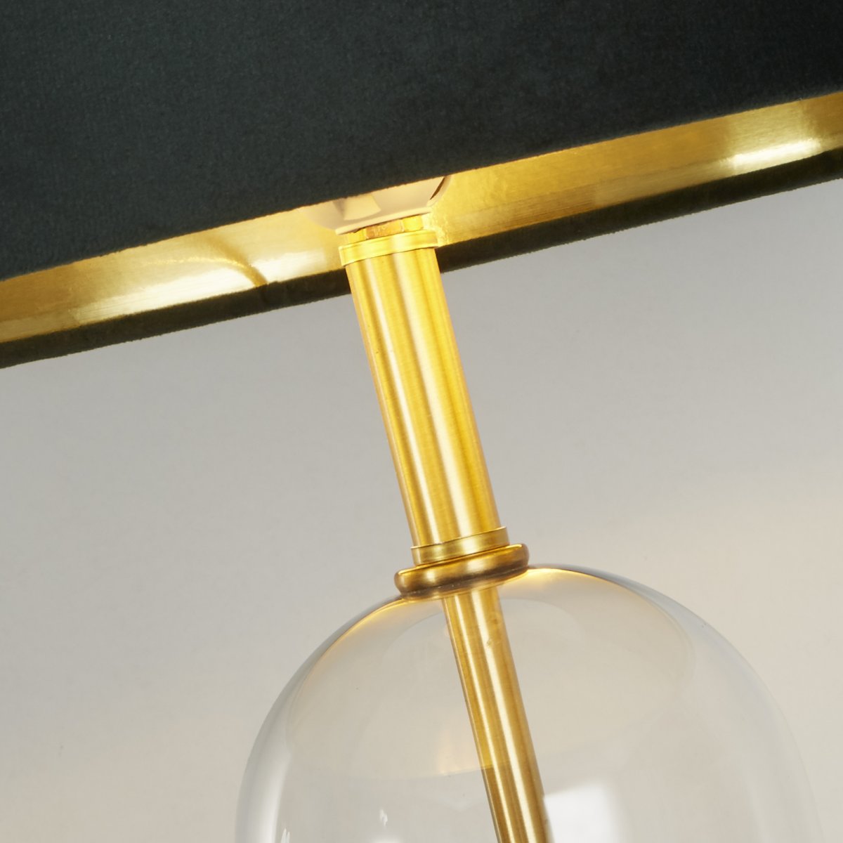 Oxford 44cm Groente tafellamp Van Searchlight - De luxe groene fluwelen kap met goudkleurige binnenkant geeft de lamp een elegante en stijlvolle uitstraling, perfect voor in de slaapkamer of woonkamer.