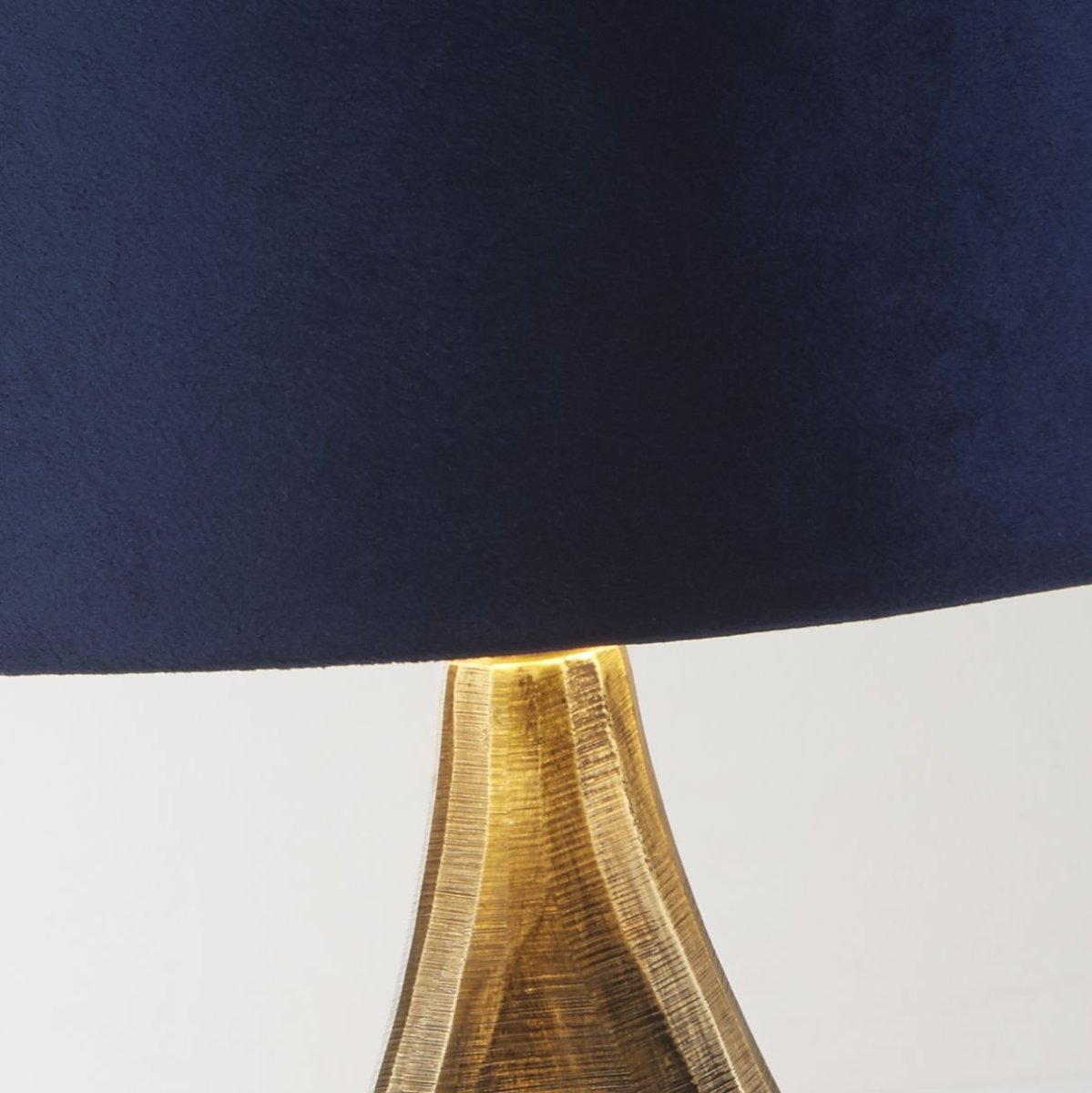 Bucklow 40cm Donkerblauw tafellamp Van Searchlight - Het verfijnde ontwerp van de lamp geeft een gevoel van verfijnde stijl en creëert een warm, zacht licht dat perfect is om een uitnodigende sfeer te creëren in de woonkamer of slaapkamer.