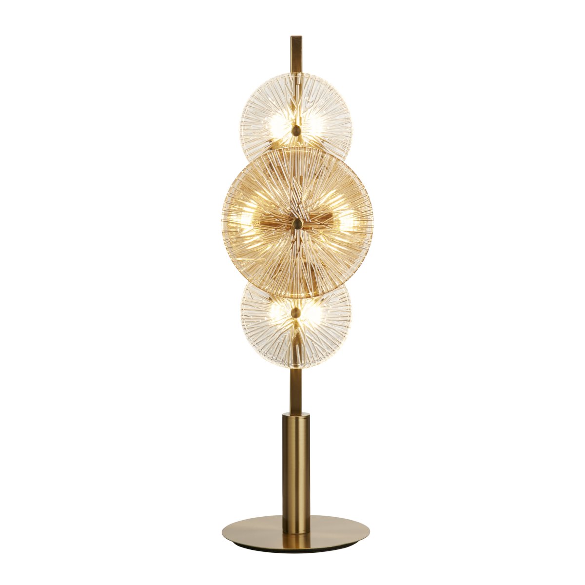 Wagon Wheel 66cm Bronzen tafellamp Van Searchlight - Het gebroken glaseffect van de lamp, bestaande uit helder en amberkleurig glas, verspreidt een magisch licht in de kamer en creëert prachtige schaduwen die diepte en sfeer toevoegen.