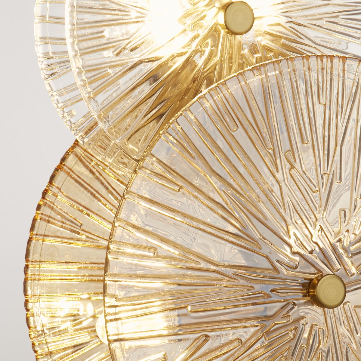 Wagon Wheel 66cm Bronzen tafellamp Van Searchlight - Het gebroken glaseffect van de lamp, bestaande uit helder en amberkleurig glas, verspreidt een magisch licht in de kamer en creëert prachtige schaduwen die diepte en sfeer toevoegen.