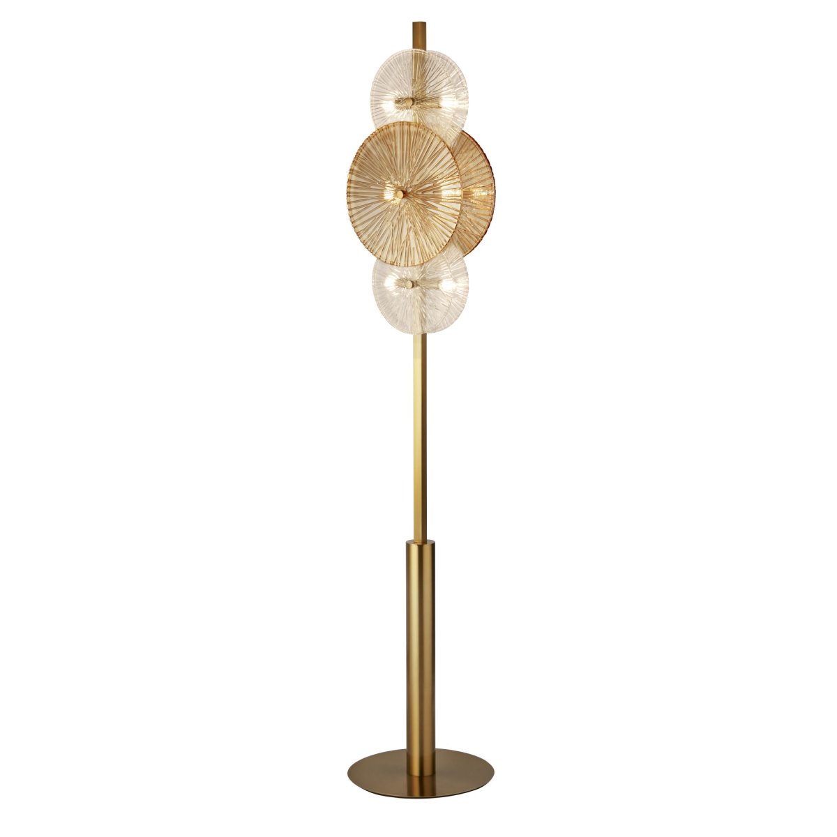 Wagon Wheel Bronzen vloerlamp Van Searchlight - Het gebroken glaseffect van de lamp, bestaande uit helder en amberkleurig glas, verspreidt een magisch licht in de kamer en creëert prachtige schaduwen die diepte en sfeer toevoegen.