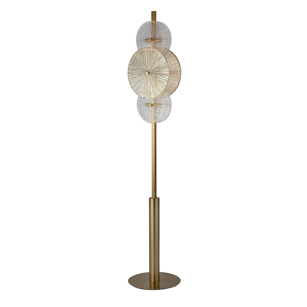 Wagon Wheel Bronzen vloerlamp Van Searchlight - Het gebroken glaseffect van de lamp, bestaande uit helder en amberkleurig glas, verspreidt een magisch licht in de kamer en creëert prachtige schaduwen die diepte en sfeer toevoegen.