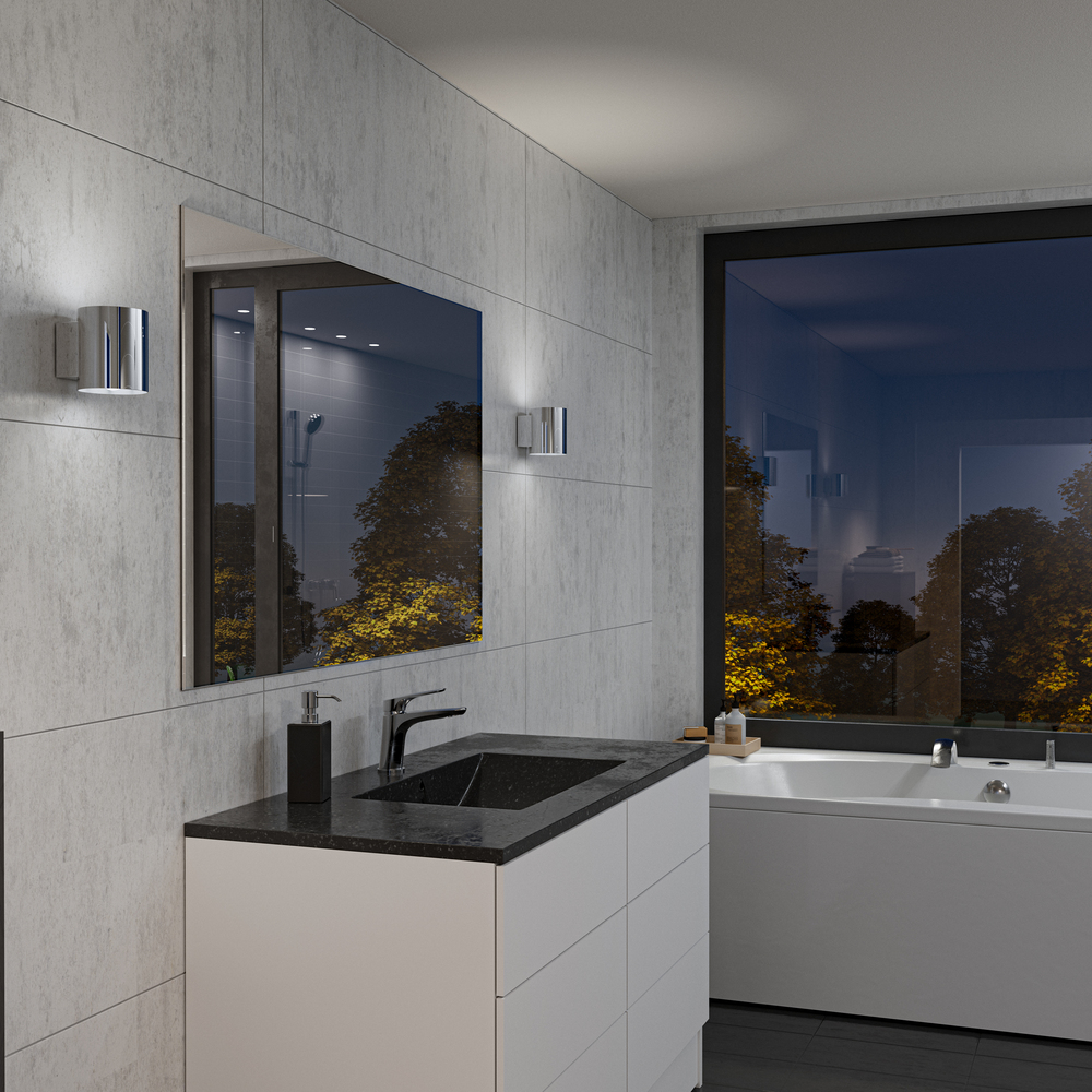 Evoke S Chroom wandlamp Van Herstal - Den smarta konstruktionen med b&aring;de upp- och nerljus g&ouml;r den till ett utm&auml;rkt val f&ouml;r att belysa din hall, vardagsrum eller sovrum p&aring; ett subtilt men effektfullt s&auml;tt.