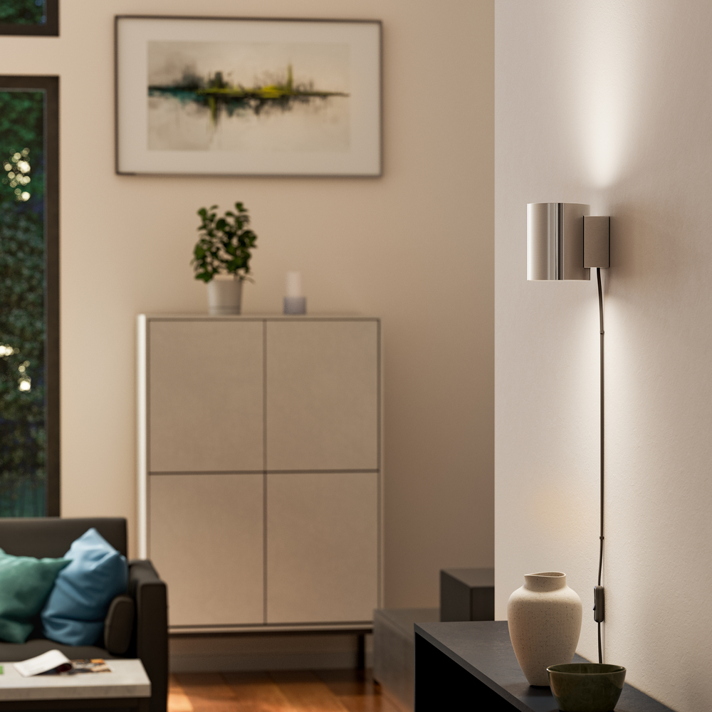 Evoke S Chroom wandlamp Van Herstal - Den smarta konstruktionen med b&aring;de upp- och nerljus g&ouml;r den till ett utm&auml;rkt val f&ouml;r att belysa din hall, vardagsrum eller sovrum p&aring; ett subtilt men effektfullt s&auml;tt.