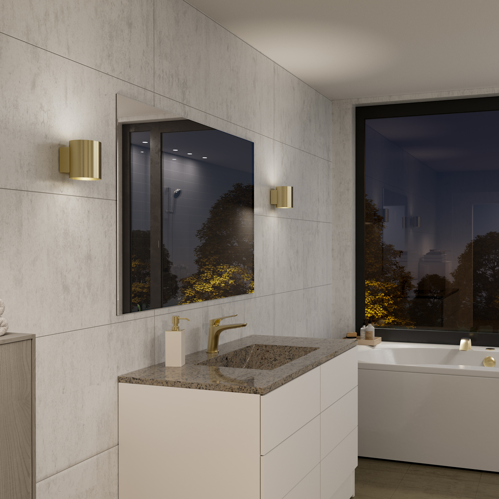 Evoke S Satijn messing wandlamp Van Herstal - Den smarta konstruktionen med b&aring;de upp- och nerljus g&ouml;r den till ett utm&auml;rkt val f&ouml;r att belysa din hall, vardagsrum eller sovrum p&aring; ett subtilt men effektfullt s&auml;tt.