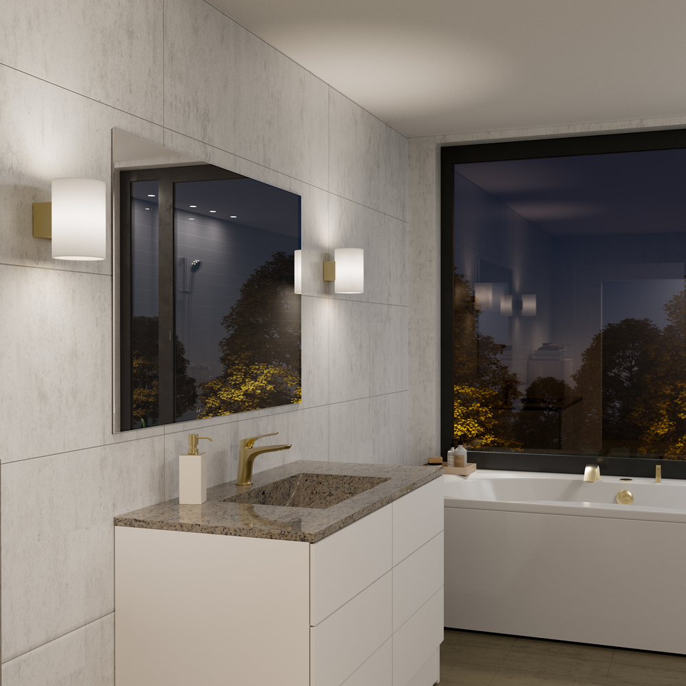 Evoke L Satijn messing/opaal wandlamp Van Herstal - Den smarta konstruktionen med b&aring;de upp- och nerljus g&ouml;r den till ett utm&auml;rkt val f&ouml;r att belysa din hall, vardagsrum eller sovrum p&aring; ett subtilt men effektfullt s&auml;tt.