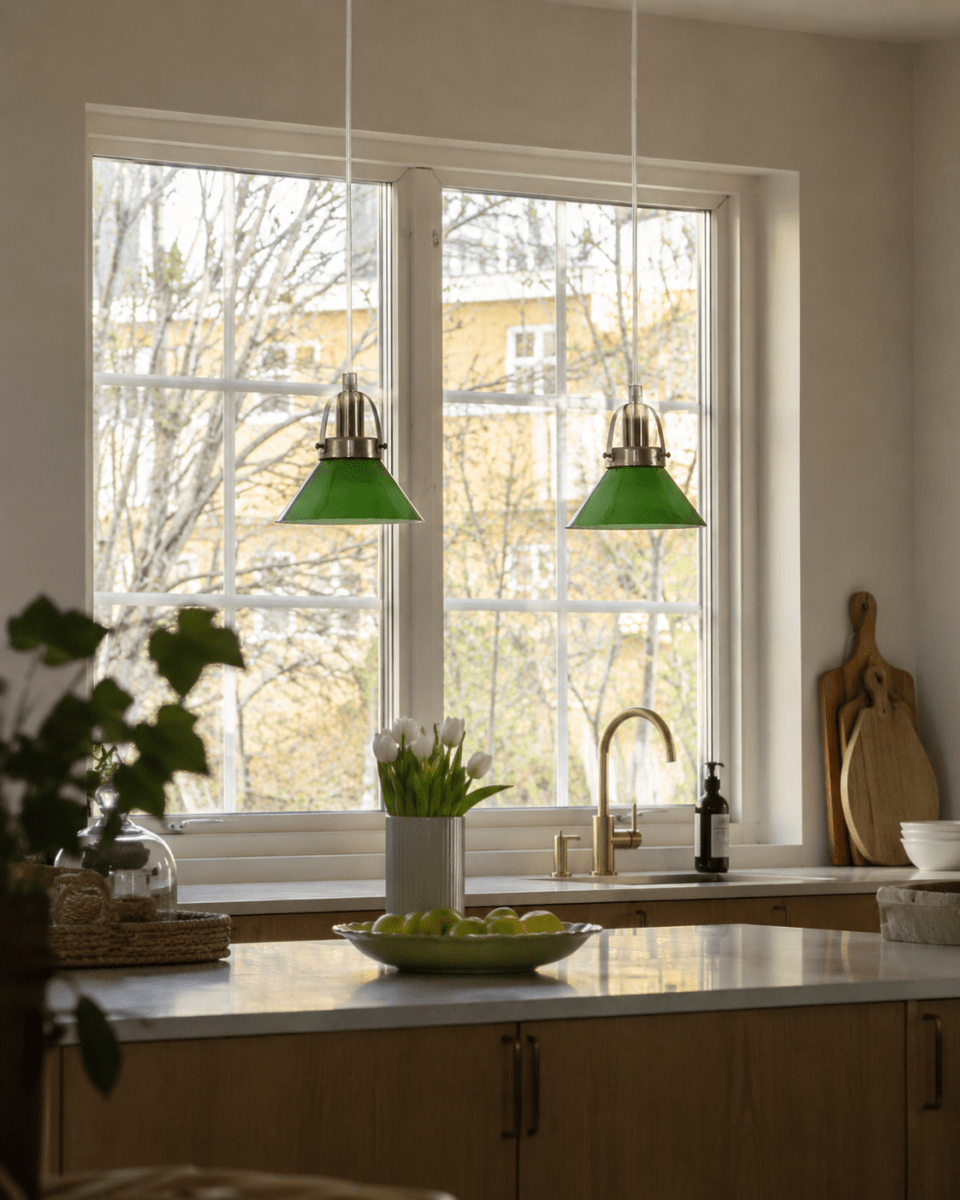 Mäster Ø15 Antiek messing/groen raamlamp Van Lampan - De groene glazen kap zorgt voor een gelijkmatig en aangenaam licht, waardoor een uitnodigende sfeer in de kamer ontstaat.