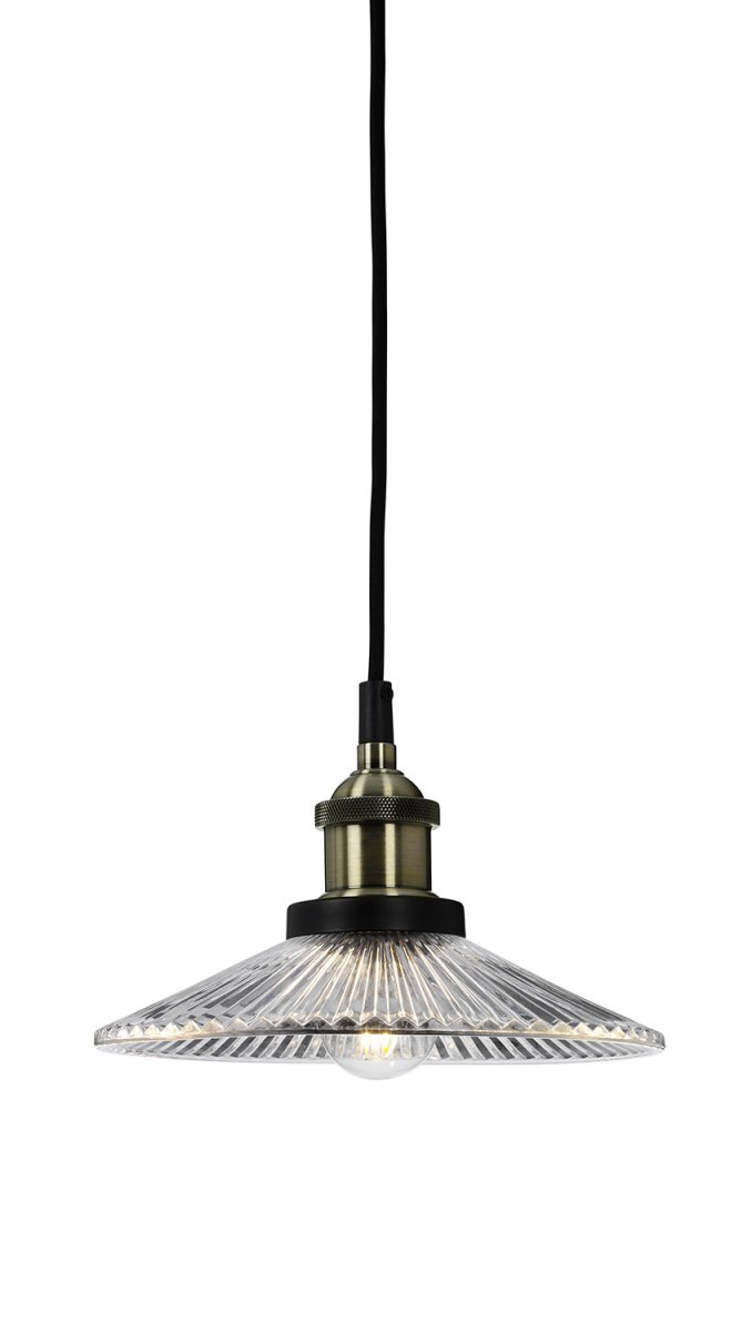 Cobble Ø22 Transparant raamlamp Van Cottex - De messing details vormen een stijlvol contrast met het zwarte metaal, waardoor deze hanglamp een perfecte keuze is voor in de keuken of eetkamer.