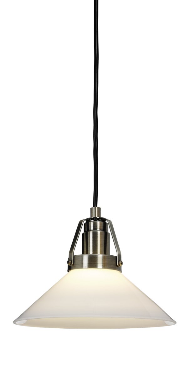 Schoollamp Ø20 Wit raamlamp Van Cottex - De Shoemaker raamlamp met wit mondgeblazen glas en antieke messing details is een klassieke lamp die een tijdloze charme aan uw interieur toevoegt.