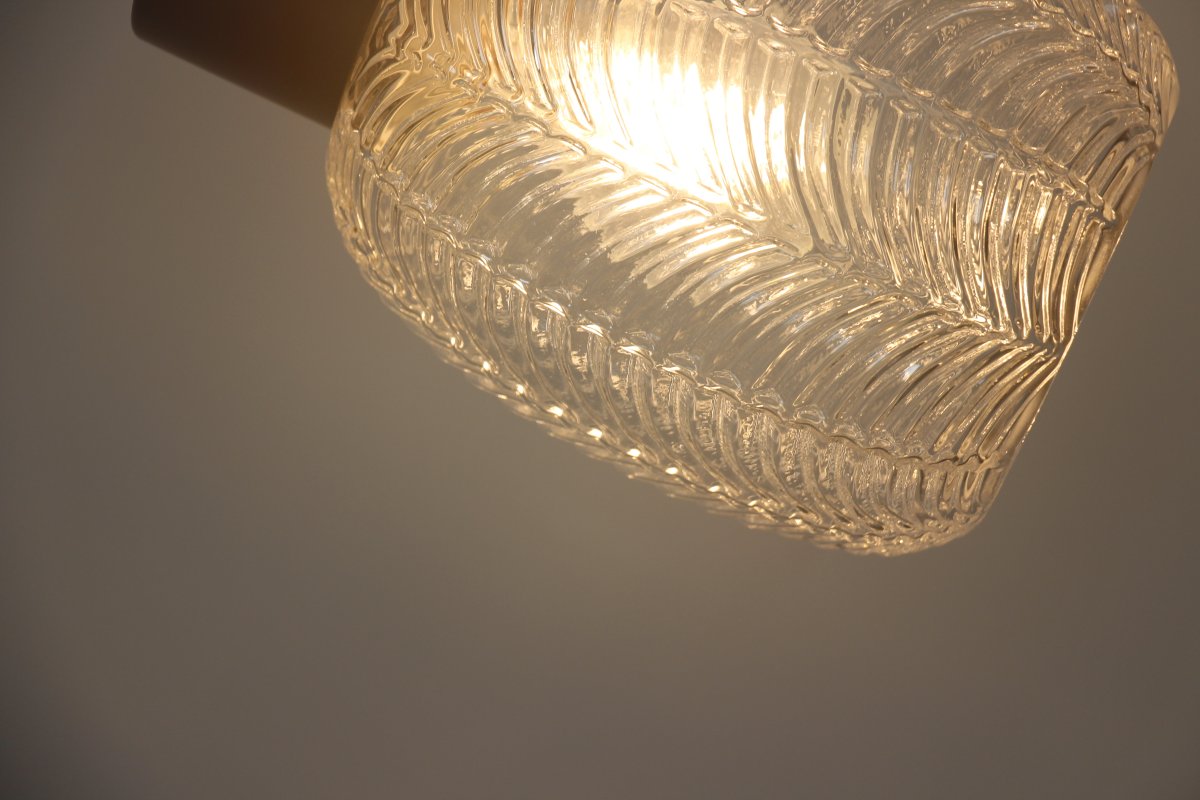 Tabaco Ø14 Transparant/zwart raamlamp Van Lampan - De zwarte metalen bovenkant zorgt voor een stijlvolle uitstraling, terwijl de heldere glazen kap met decoratief patroon een levendig en effectief lichtspel cre&euml;ert.