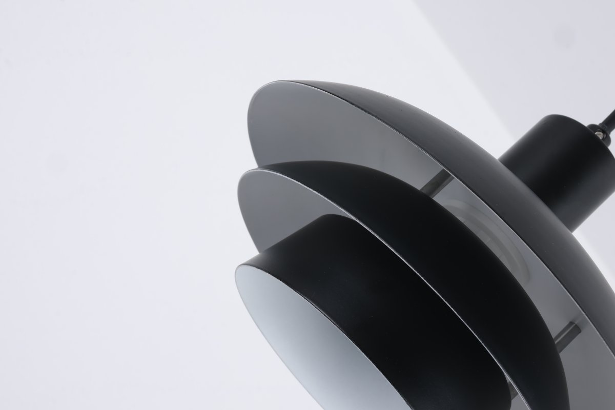 Stealth Ø20 Zwart raamlamp Van Nordic Lighting - De lamp is gemaakt van zwart metaal en heeft een zacht, gelaagd ontwerp dat zorgt voor een aangenaam, naar beneden gericht licht &ndash; perfect voor ramen of kleinere ruimtes.