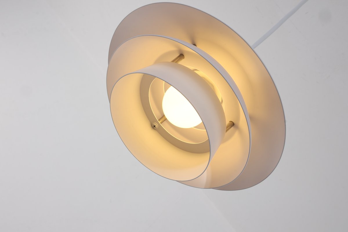Stealth Ø20 Wit raamlamp Van Nordic Lighting - De lamp is gemaakt van wit metaal en heeft een zacht, gelaagd ontwerp dat zorgt voor een aangenaam, naar beneden gericht licht &ndash; perfect voor ramen of kleinere ruimtes.