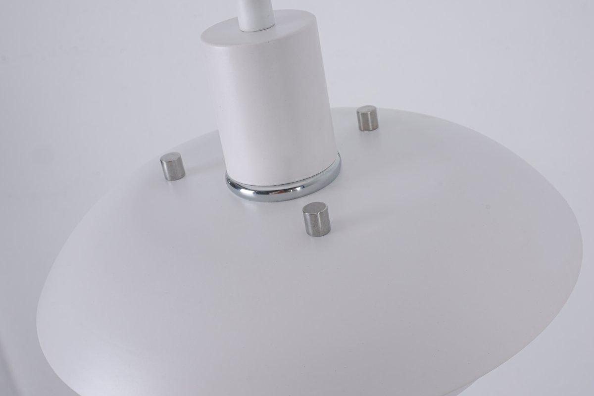 Stealth Ø20 Wit raamlamp Van Nordic Lighting - De lamp is gemaakt van wit metaal en heeft een zacht, gelaagd ontwerp dat zorgt voor een aangenaam, naar beneden gericht licht &ndash; perfect voor ramen of kleinere ruimtes.