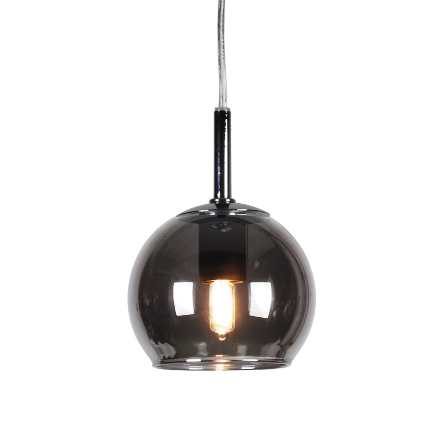 Mini Capella Ø10 Chroom raamlamp Van Lampan - Mini Capella verspreidt een zacht en aangenaam licht dat een uitnodigende sfeer creëert, en de gerookte kap geeft de lamp een trendy en unieke uitstraling.