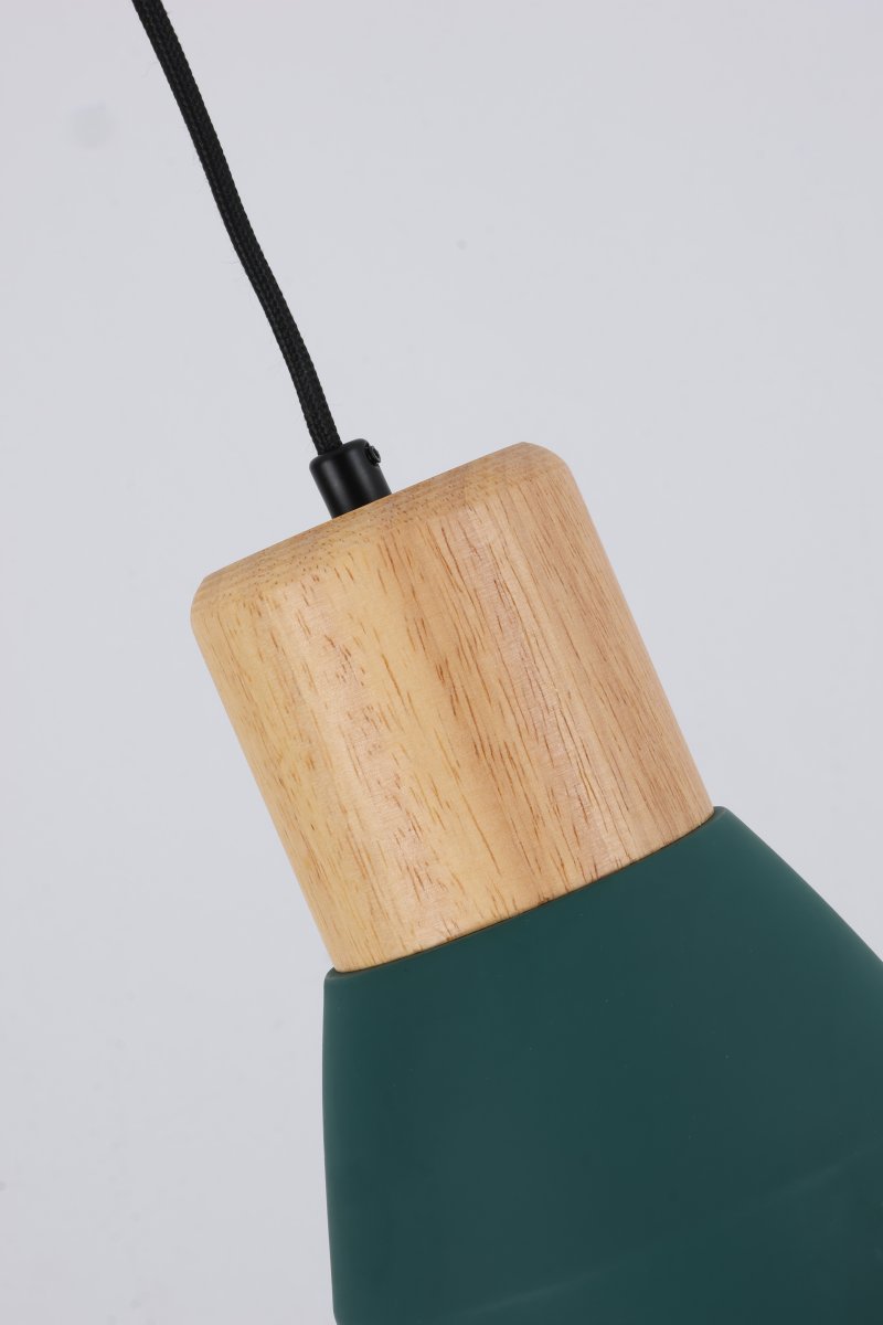 Pepe Ø13 Groente raamlamp Van Nordic Lighting - De combinatie van hout en beton zorgt voor een robuuste en tegelijkertijd warme uitstraling, terwijl de donkergroene, matte kleur een rustige en trendy sfeer toevoegt.