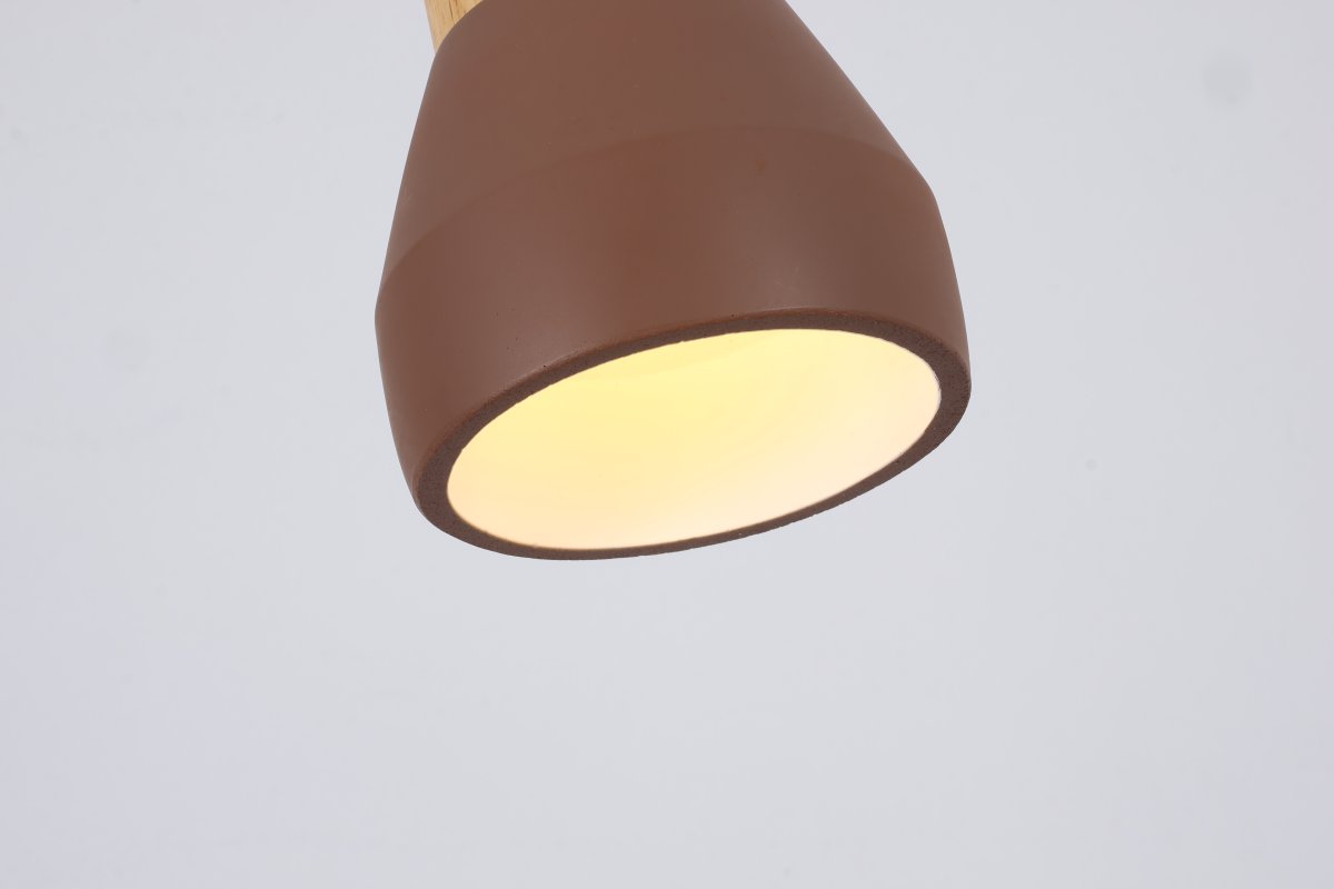 Pepe Ø13 Roest raamlamp Van Nordic Lighting - De combinatie van hout en beton zorgt voor een robuuste en tegelijkertijd warme uitstraling, terwijl de matte roestkleur een rustige en trendy sfeer toevoegt.