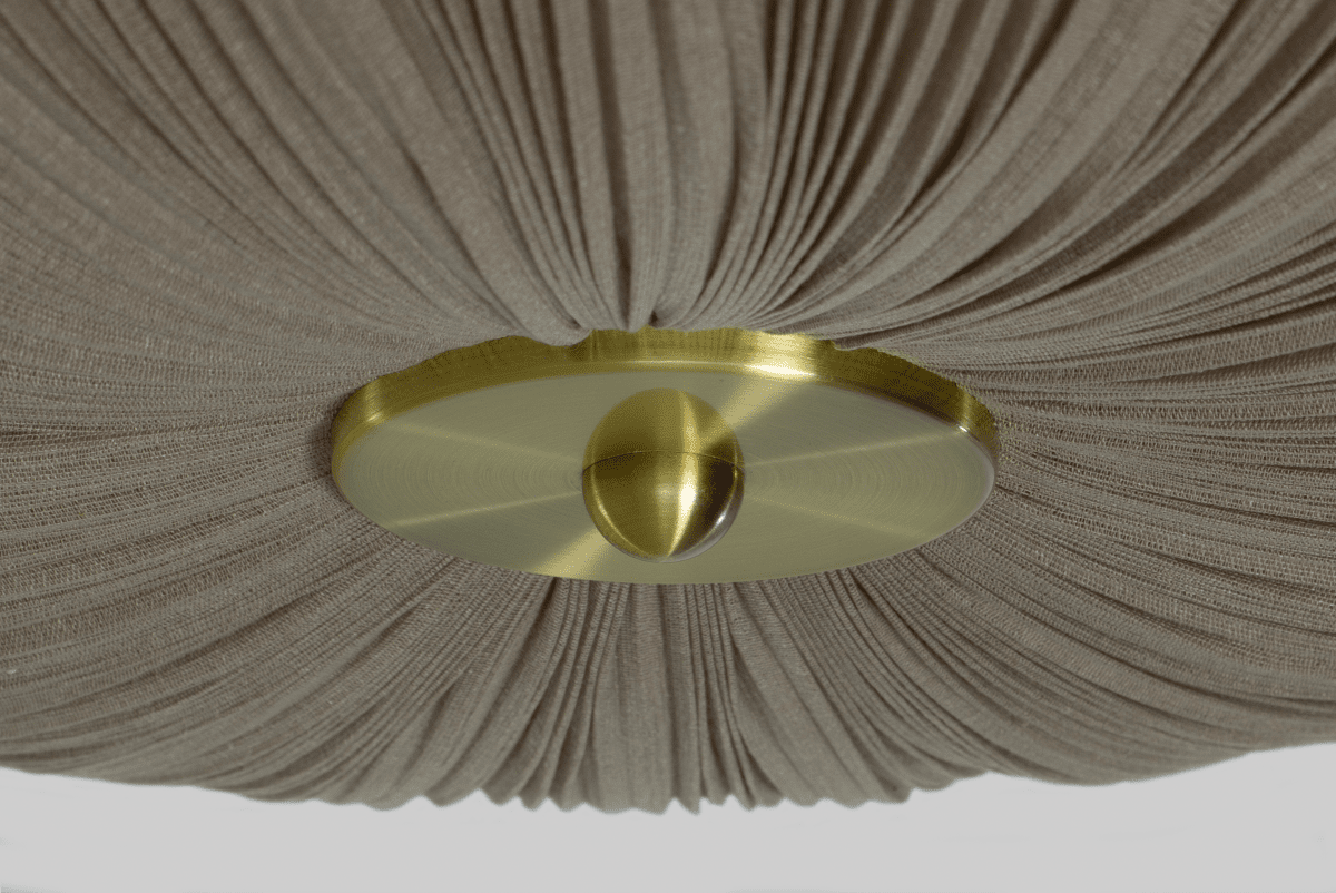 Lady Ø45 Grijs plafondlamp Van Aneta Lighting - De combinatie van het warme groene textiel en de messing details geeft de lamp een stijlvolle en tijdloze uitstraling.